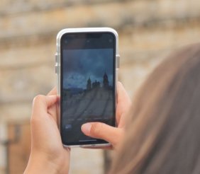 Manos sosteniendo un celular para tomar un video 