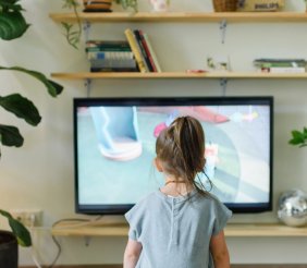 Niña viendo televisión 