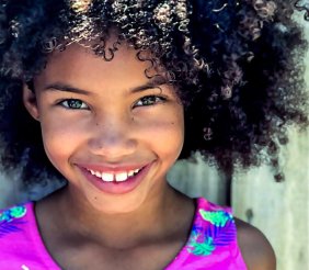 Niña Afrocolombiana sonriendo 